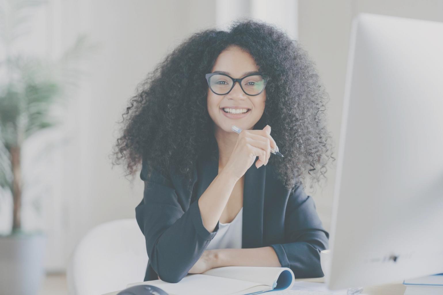 Étudiants travaillant sur des analyses financières collaboratives